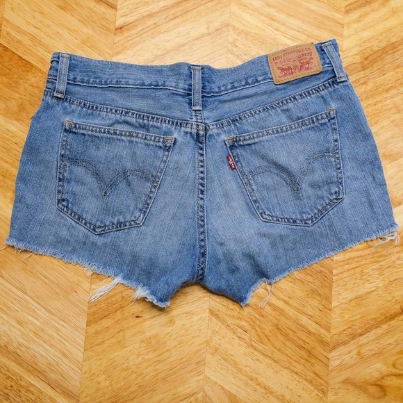 Levis Womens Denim Shorts Size 30 Mid Rise Studded Raw Cut Off Hem Medium Wash - Picture 2 of 11